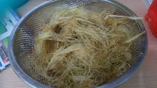 Nước râu ngô: Râu bắp có thể dùng tươi hoặc phơi khô, kết hợp với mía lau, lá dứa nấu nước uống thay nước lọc hàng ngày, có tác dụng lợi tiểu. Những người bị bệnh cao huyết áp, tiểu đường dùng nước này rất tốt.