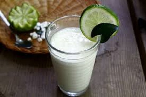 Nước sắn dây: Đồ uống sắn dây quất giúp thanh nhiệt, giải độc và làm ra mồ hôi. Đặc biệt, trong sắn dây có chất isoflavon giúp tăng lượng máu lên não, làm giảm huyết áp, nên cũng là thức uống phòng cao huyết áp.