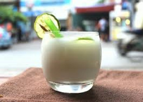 Cách làm rất đơn giản. Cho 100 ml nước vào bột sắn dây quấy tan. Rửa sạch hai quả quất, bổ làm đôi, vắt bỏ hạt lấy nước cốt rồi cho vào nước bột sắn quấy thật đều. Cho thêm đường và quấy tan. Khi thưởng thức có thể cho thêm đá.