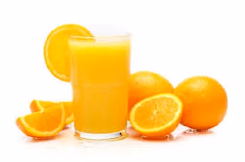 Nước cam, chanh: Cam, chanh có tác dụng sinh tân dịch, cải thiện tình trạng khô khát, trừ nhiệt, dùng chữa các bệnh khô nóng do nhiệt. Một ly nước cam, chanh ép trong những ngày nắng nóng sẽ giúp cơ thể dịu lại.