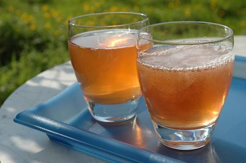 Nước mơ: Theo kinh nghiệm dân gian mơ ngâm đường, ngâm muối vừa là loại nước giải khát vừa tốt cho hệ tiêu hóa. Còn theo các nhà khoa học thành phần của quả mơ bao gồm axit carotin, vitamin C, vitamin B1, licopen… giúp kích thích quá trình chuyển hóa.