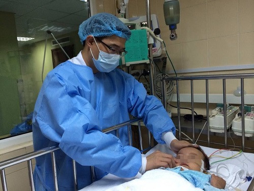 Bé Tạ Diệu A đang được bác sĩ chăm sóc tại khoa Hồi sức ngoại- Bệnh viện Nhi Trung Ương.