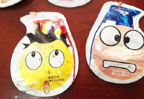 Khi những học sinh nêu trên giẫm đạp, ném các túi đồ chơi này làm chúng phát nổ và hoá chất trong túi bắn ra làm những học sinh này khó thở, co giật, ngất xỉu… Vì thế, nhà trường đã đưa những học sinh này đến Bệnh viện Đa khoa huyện Đắk Song điều trị. Khi những học sinh nêu trên giẫm đạp, ném các túi đồ chơi này làm chúng phát nổ và hoá chất trong túi bắn ra làm những học sinh này khó thở, co giật, ngất xỉu… Vì thế, nhà trường đã đưa những học sinh này đến Bệnh viện Đa khoa huyện Đắk Song điều trị.