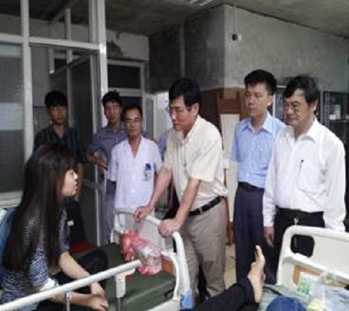 TS.Trần Quang Trung thăm hỏi tình hình sức khỏe của công nhân. Ảnh: vfa.