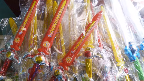 Ngoài ra, việc sử dụng những đồ chơi bạo lực Trung Quốc còn tiềm ẩn nhiều nguy cơ tai nạn. Thực tế, tại Bệnh viện Mắt TPHCM cũng đã tiếp một số ca trẻ bị bắn đạn nhựa vào mắt gây tụ máu bầm, tổn thương nghiêm trọng đồng tử mắt. Đặc biệt, khi để mắt tiếp xúc với những loại ánh sáng có cường độ lớn như tia laser sẽ dễ dẫn đến tình trạng bị bỏng võng mạc, thị lực giảm nghiêm trọng và có thể dẫn đến mù lòa. Ngoài ra, việc sử dụng những đồ chơi bạo lực Trung Quốc còn tiềm ẩn nhiều nguy cơ tai nạn. Thực tế, tại Bệnh viện Mắt TPHCM cũng đã tiếp một số ca trẻ bị bắn đạn nhựa vào mắt gây tụ máu bầm, tổn thương nghiêm trọng đồng tử mắt. Đặc biệt, khi để mắt tiếp xúc với những loại ánh sáng có cường độ lớn như tia laser sẽ dễ dẫn đến tình trạng bị bỏng võng mạc, thị lực giảm nghiêm trọng và có thể dẫn đến mù lòa.