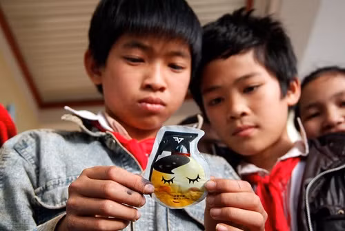 Theo kết luận ban đầu của cơ quan chức năng, loại hoá chất này có chưa Sodium bicarbonate và Acid Citric bắn vào người có thể gây kích ứng da và niêm mạc mắt. Theo kết luận ban đầu của cơ quan chức năng, loại hoá chất này có chưa Sodium bicarbonate và Acid Citric bắn vào người có thể gây kích ứng da và niêm mạc mắt.