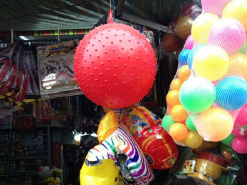 Theo đó, kết quả kiểm nghiệm tại Trung tâm Tiêu chuẩn đo lường chất lượng 3 (Quatest 3) cho thấy hàm lượng chất phthalate vượt mức quy định 400 lần, tương đương 400.000 mg/kg so với quy định hàm lượng tối đa là 1.000 mg/kg tại một số quốc gia Âu, Mỹ. Theo đó, kết quả kiểm nghiệm tại Trung tâm Tiêu chuẩn đo lường chất lượng 3 (Quatest 3) cho thấy hàm lượng chất phthalate vượt mức quy định 400 lần, tương đương 400.000 mg/kg so với quy định hàm lượng tối đa là 1.000 mg/kg tại một số quốc gia Âu, Mỹ.