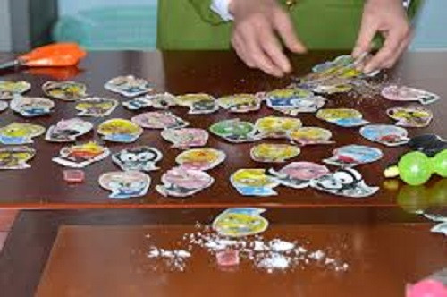 Điển hình nhất là sự việc diễn ra hồi đầu năm 2014 tại tỉnh Đắk Nông. Theo đó, vào chiều 16/1, gần 40 học sinh Trường Tiểu học Chu Văn An đã mua những gói đồ chơi lạ có hình lựu đạn, bên trong chứa hoá chất và in toàn chữ Trung Quốc tại thị trấn Đức An, huyện Đắk Song. Điển hình nhất là sự việc diễn ra hồi đầu năm 2014 tại tỉnh Đắk Nông. Theo đó, vào chiều 16/1, gần 40 học sinh Trường Tiểu học Chu Văn An đã mua những gói đồ chơi lạ có hình lựu đạn, bên trong chứa hoá chất và in toàn chữ Trung Quốc tại thị trấn Đức An, huyện Đắk Song.