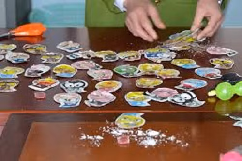 Điển hình nhất là sự việc diễn ra hồi đầu năm 2014 tại tỉnh Đắk Nông. Theo đó, vào chiều 16/1, gần 40 học sinh Trường Tiểu học Chu Văn An đã mua những gói đồ chơi lạ có hình lựu đạn, bên trong chứa hoá chất và in toàn chữ Trung Quốc tại thị trấn Đức An, huyện Đắk Song. Điển hình nhất là sự việc diễn ra hồi đầu năm 2014 tại tỉnh Đắk Nông. Theo đó, vào chiều 16/1, gần 40 học sinh Trường Tiểu học Chu Văn An đã mua những gói đồ chơi lạ có hình lựu đạn, bên trong chứa hoá chất và in toàn chữ Trung Quốc tại thị trấn Đức An, huyện Đắk Song.