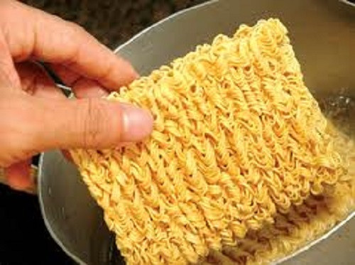 Ung thư: Đã có nhiều nghiên cứu đánh giá sự độc hại của mì ăn liền, với các thành phần phụ gia như màu thực phẩm, quá nhiều muối, chất béo bão hòa… Và hầu hết các nghiên cứu đều kết luận mì ăn liền có khả năng gây ung thư nếu ăn nhiều trong thời gian dài.