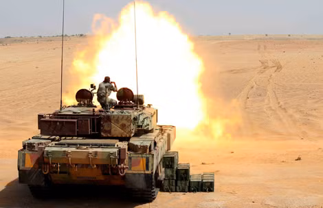 Arjun MK II khai hỏa pháo 120mm.