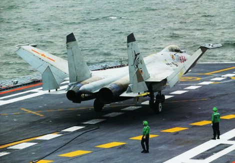 J-15 sẽ huấn luyện hiệp đồng với tàu Liêu Ninh trên Biển Đông.