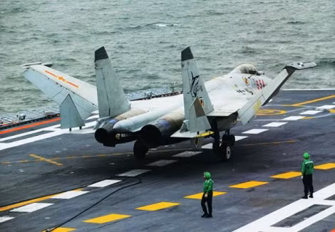 J-15 sẽ huấn luyện hiệp đồng với tàu Liêu Ninh trên Biển Đông.