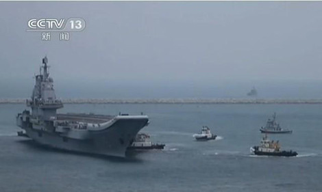 Tàu sân bay Liêu Ninh ở quân cảng Tam Á, đảo Hải Nam.