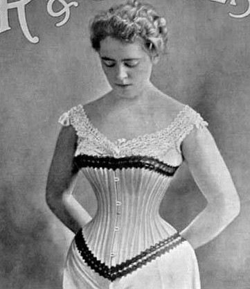 Từ xưa đến nay, bất kể là phụ nữ phương Đông hay phương Tây, vòng eo càng nhỏ, đường cong cơ thể người phụ nữ càng mềm mại, gợi cảm. Nó sẽ tạo nên hiệu ứng thị giác khiến vòng ngực, vòng hông đẹp, và có được bước đi uyển chuyển, mềm mại. Vòng eo siêu nhỏ trở thành vẻ đẹp tiêu chuẩn lúc bấy giờ. Phụ nữ thường mong muốn vòng eo khoảng dưới 50cm và hài lòng nhất với số đo từ 40-43 cm.