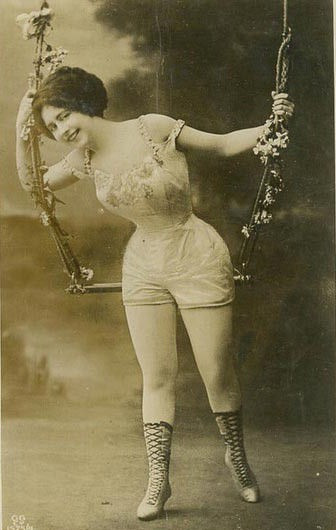 Phụ nữ hiện đại không còn bị ám ảnh quá nhiều về vòng eo siêu nhỏ nhưng vẫn còn rất nhiều tín đồ của trào lưu này. Tuy nhiên, vòng eo quá nhỏ cũng chưa hẳn là đẹp. Theo các chuyên gia, tỉ lệ ngực và hông khoảng 0,7 đến 1,0 mới là tỉ lệ hoàn hảo nhất.