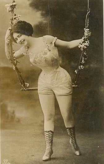 Phụ nữ hiện đại không còn bị ám ảnh quá nhiều về vòng eo siêu nhỏ nhưng vẫn còn rất nhiều tín đồ của trào lưu này. Tuy nhiên, vòng eo quá nhỏ cũng chưa hẳn là đẹp. Theo các chuyên gia, tỉ lệ ngực và hông khoảng 0,7 đến 1,0 mới là tỉ lệ hoàn hảo nhất.