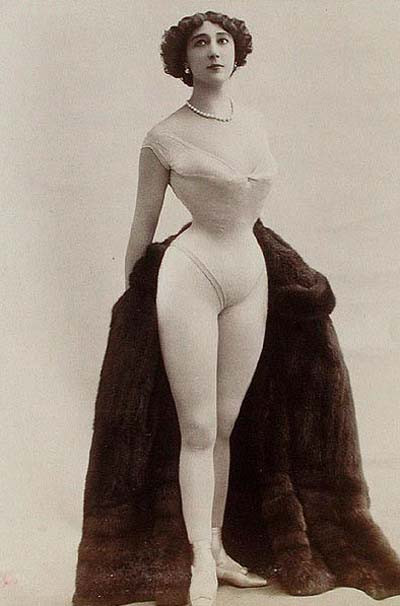 Vào thế kỷ 19, trào lưu bó eo có thể nói là "càn quét" khắp các nước châu Âu. Các quý cô, quý bà đua nhau mặc áo corset và khoe vòng eo "con kiến" mảnh khảnh thu hút ánh nhìn của mày râu.