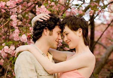 6. Mẫu đàn ông có đường tình duyên trong lòng bàn tay rối loạn, lại có thêm đường vân tình dục rõ nét thường là người có tình cảm phong phú, nên dễ có người phụ nữ khác ngoài vợ hoặc người yêu mình. Người như vậy cũng thích chủ động trong việc chinh phục phái yếu. (Thông tin trong bài chỉ mang tính tham khảo).