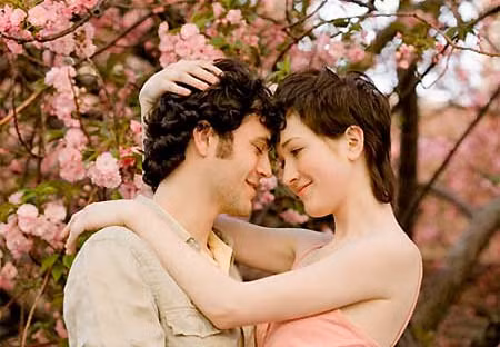 6. Mẫu đàn ông có đường tình duyên trong lòng bàn tay rối loạn, lại có thêm đường vân tình dục rõ nét thường là người có tình cảm phong phú, nên dễ có người phụ nữ khác ngoài vợ hoặc người yêu mình. Người như vậy cũng thích chủ động trong việc chinh phục phái yếu. (Thông tin trong bài chỉ mang tính tham khảo).