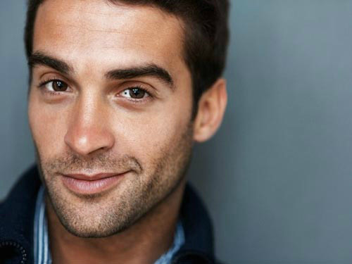 4. Mẫu đàn ông có nốt ruồi ở lòng trắng của mắt: Người đàn ông có nốt ruồi trong lòng trắng của mắt ngay có vận đào hoa cực mạnh, đi tới đâu cũng thu hút sự chú ý của nữ giới. Người như vậy rất dễ thay lòng đổi dạ, dễ bỏ mặc vợ con.