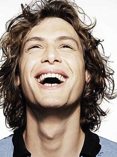 Phụ nữ thường xiêu lòng vì mẫu đàn ông có ngoại hình đầy lãng tử này. Tuy nhiên, theo nhân tướng học, những đàn ông tóc xoăn lại thuộc tuýp không đáng tin cậy.