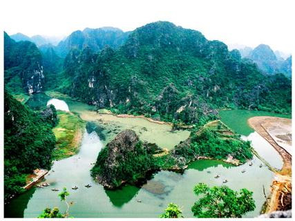 Nơi đây còn được gọi là thành Nam của cố đô Hoa Lư, gồm hệ thống dãy núi đá vôi có tuổi địa chất khoảng 250 triệu năm, qua thời gian dài phong hóa bởi sự biến đổi của trái đất, khí hậu, biển tiến, biển thoái đã mang trong mình hàng trăm thung lũng, hang động, hồ đầm. Ảnh: VTC.