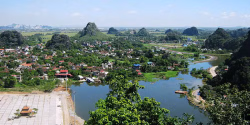 Trung tâm bến thuyền Tràng An nằm cách cố đô Hoa Lư 3 km theo hướng nam, cách thành phố Ninh Bình 7 km theo hướng tây dọc đại lộ Tràng An, cách thị xã Tam Điệp 16 km theo hướng bắc qua Tam Cốc, cách Hà Nội 96 km theo hướng nam. Vùng lõi Tràng An có diện tích hơn 4.000 ha, là vùng bảo vệ đặc biệt của danh thắng. Vùng bảo vệ đặc biệt này nằm trọn trong khu rừng đặc dụng Hoa Lư, thuộc quy hoạch bảo tồn cố đô Hoa Lư và cũng thuộc quy hoạch khu du lịch Tràng An với diện tích 12.000 ha. Ảnh: VOV.