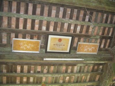 Đình Hậu vẫn lưu giữ các sắc phong và bằng công nhận di tích lịch sử cấp quốc gia.