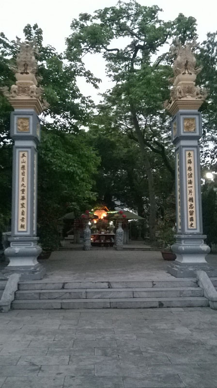 Lối vào ngôi đền.