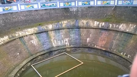 Giếng trời - tương truyền có một ngôi đền nằm sâu dưới đáy giếng.