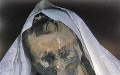 Tóc vẫn còn trên xác khô 600 năm.