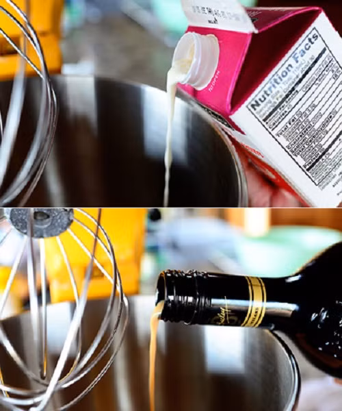 Cho rượu sữa và kem vào một bát lớn rồi đánh cho kem bông lên.