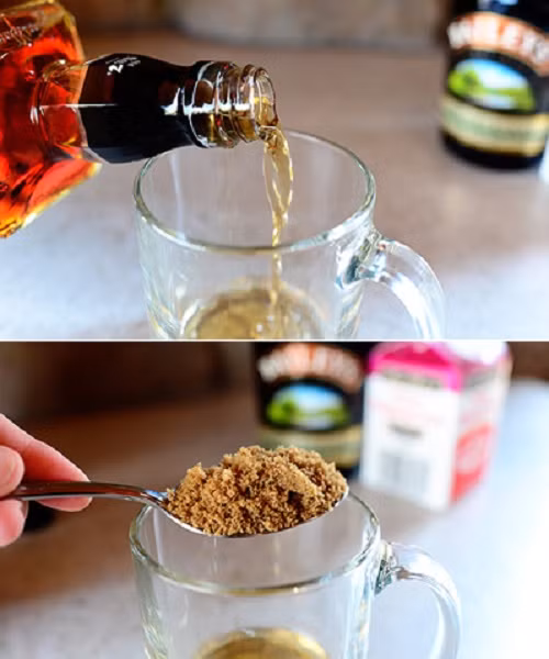 Cho đường nấu và whisky vào khuấy đều.