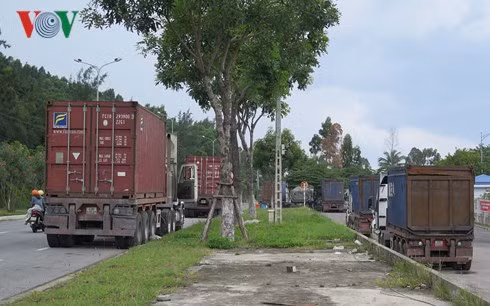 Duong vao cang Tien Sa bien thanh bai do xe container