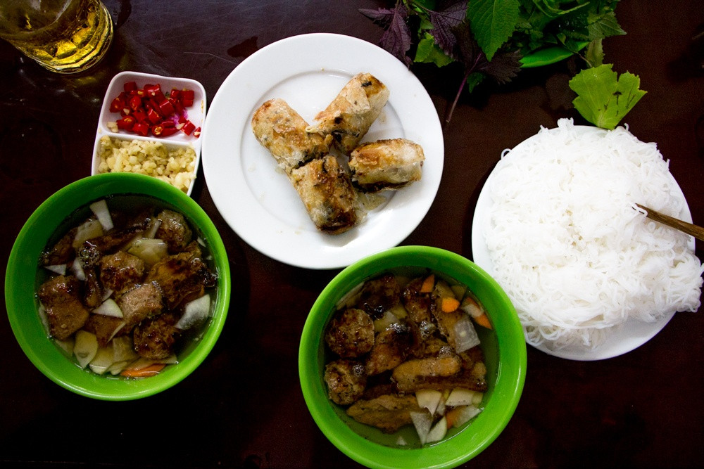  4. Bún chả. "Bún chả đã nổi tiếng khắp thế giới khi Tổng thống Obama được chuyên gia ẩm thực Anthony Bourdain đãi một bát thơm ngon trong chuyến thăm Việt Nam của ông. Nhiều thịt hơn so với phở , các thành phần của bún chả đến bàn của bạn một cách riêng biệt..." - Piumi Rajapaksha.