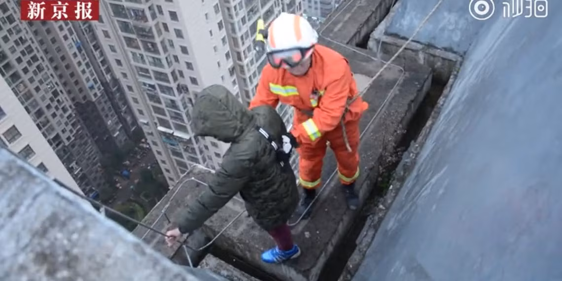 Cau be 8 tuoi dinh nhay lau vi... khong muon di hoc