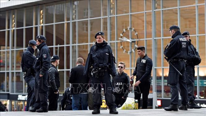 Cảnh sát phong tỏa hiện trường vụ bắt cóc con tin ở nhà ga Cologne, Đức ngày 15/10/2018. Ảnh: AP/TTXVN