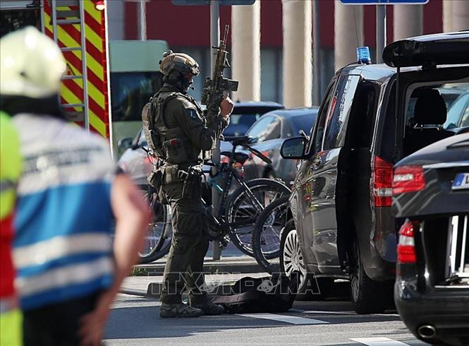 Hãng tin AP cho biết nữ con tin bị thương nhẹ, còn thủ phạm bị thương nghiêm trọng. Cả hai đều đang được chăm sóc y tế. Ảnh: AP/TTXVN.