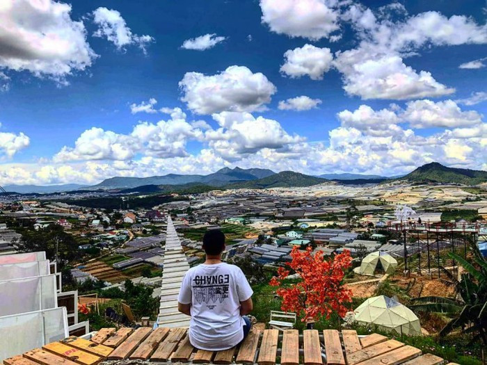 Bậc thang khá thấp và không vô tận như những bức ảnh chúng ta thấy lúc đầu. __15.02.99__