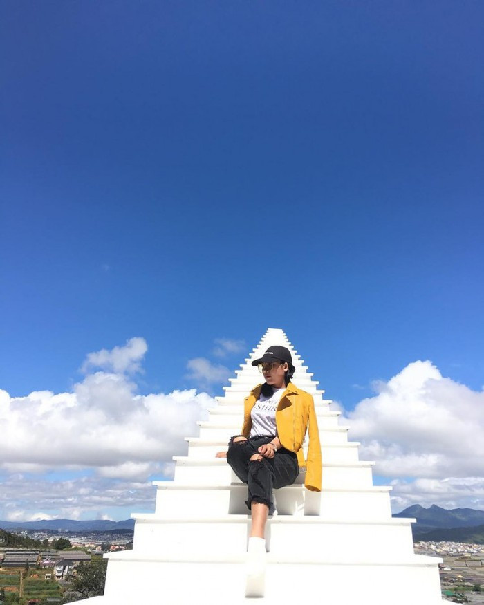 Ở một góc độ chụp khác, chúng ta sẽ thấy các khu dân cư Đà Lạt ở phía xa xa. @trieunhatle.