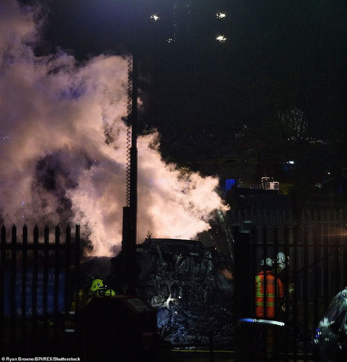 Theo Daily Mail, ông Vichai Srivaddhanaprabha đã đến sân xem trận đấu giữa Leicester City với West Ham, nhưng không rõ vị tỉ phú người Thái Lan có lên chiếc trực thăng Augusta AW-169 trị giá 2 triệu USD của mình hay không (Ảnh: REX).