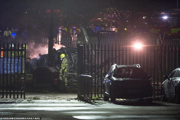 Chiếc ô tô gần nơi chiếc máy bay của Chủ tịch Vichai Srivaddhanaprabha rơi và bốc cháy cũng bị ảnh hưởng (Ảnh: Daily Mail).