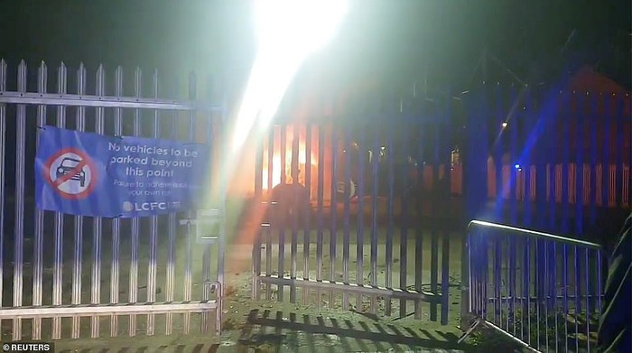 Theo BBC và các trang báo hàng đầu nước Anh, hiện vẫn chưa rõ có những ai ngồi trong chiếc trực thăng của Chủ tịch Leicester City Vichai Srivaddhanaprabha (Ảnh: Reuters).