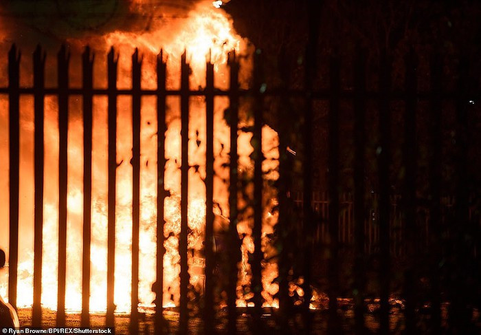 Vị trí rơi của chiếc trực thăng gần bãi đậu xe bên ngoài sân King Power. Hiện tại, vẫn chưa rõ nguyên nhân dẫn đến vụ tai nạn đáng tiếc này (Ảnh: REX).