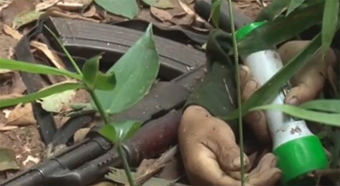 Khám hiện trường, cảnh sát phát hiện một đối tượng khoảng 30 tuổi trúng đạn tử vong.