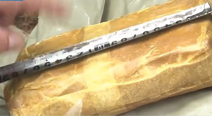 Tang vật thu giữ tại hiện trường là 3 bánh heroin; 12.000 viên ma túy tổng hợp; 1 khẩu súng AK, 18 viên đạn và 2 quả lựu đạn.