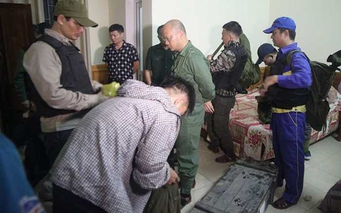 Các lực lượng chuẩn bị vũ khí trước khi lên đường triệt phá đường dây ma túy. (Ảnh: Công an Nghệ An)
