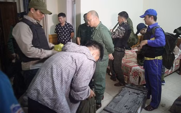 Các lực lượng chuẩn bị vũ khí trước khi lên đường triệt phá đường dây ma túy. (Ảnh: Công an Nghệ An)