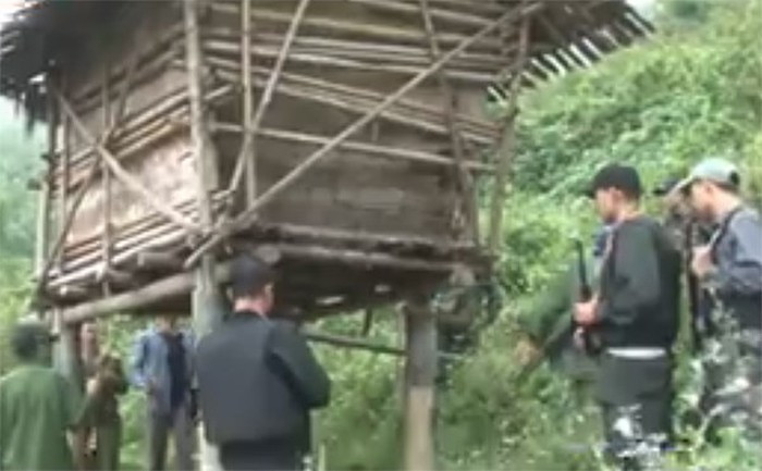 Tuy nhiên, 3 đối tượng đã sử dụng súng AK bắn về lực lượng chức năng hòng chống trả. Để đảm bảo tuyệt đối cho nhân dân và cán bộ, chiến sĩ, Ban chuyên án quyết định nổ súng tấn công.